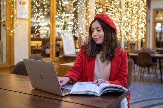 Méthode d'apprentissage des langues Assimil en action avec des apprenants