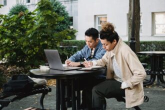 Étudiants en formation pour un BTS Management Commercial Opérationnel