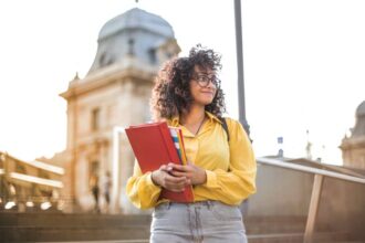 Étudiants en classe, échangeant des idées sur le tourisme international