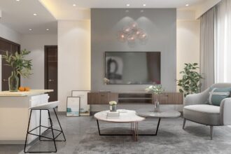 Décoratrice d'intérieur travaillant sur un projet créatif dans un espace moderne
