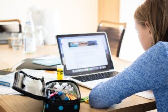 Étudiant suivant une formation en ligne sur un ordinateur portable
