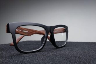 Opticien examinant des lunettes avec des outils modernes