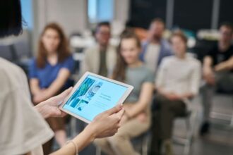 Employés en formation pour améliorer le transfert de compétences en entreprise
