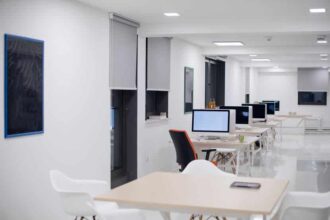 bureau individuel adapté pour un travail productif et confortable