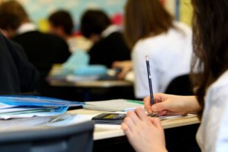 Préparation au Diplôme de Comptabilité et Gestion avec des étudiants en classe