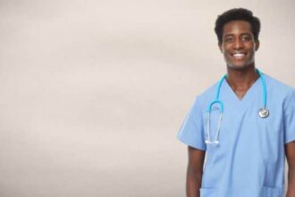 Infirmier en action, prodiguant des soins avec empathie et professionnalisme