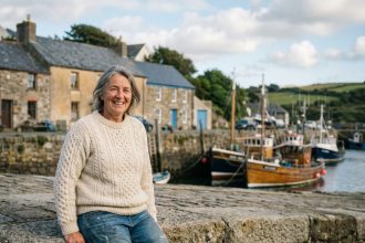 Femme souriante dans un port breton au bord de l'eau