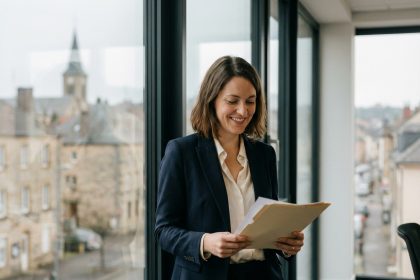 Femme d'affaires souriante dans un bureau à SaintAvold