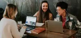 3 collaborateurs autour d'une table
