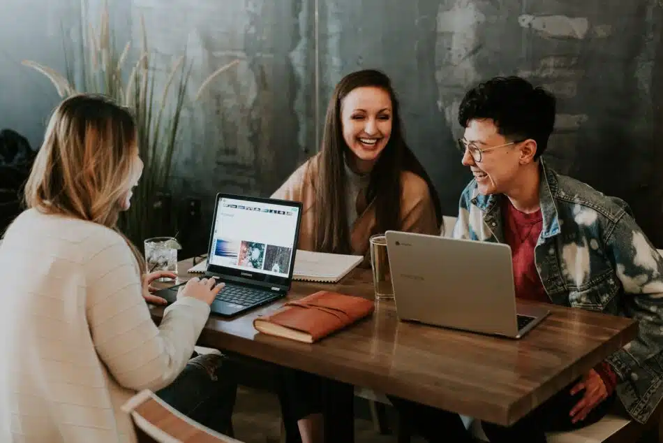 3 collaborateurs autour d'une table