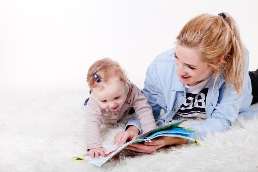 Nounou jouant avec des enfants dans un salon lumineux et coloré