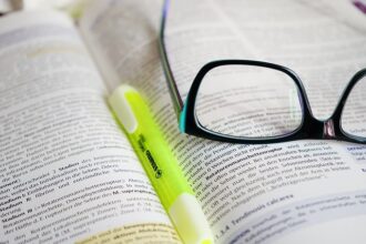 Lunettes posées sur un livre de psychologie en formation continue