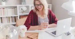 une femme suivant une formation sur son ordinateur