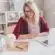 une femme suivant une formation sur son ordinateur