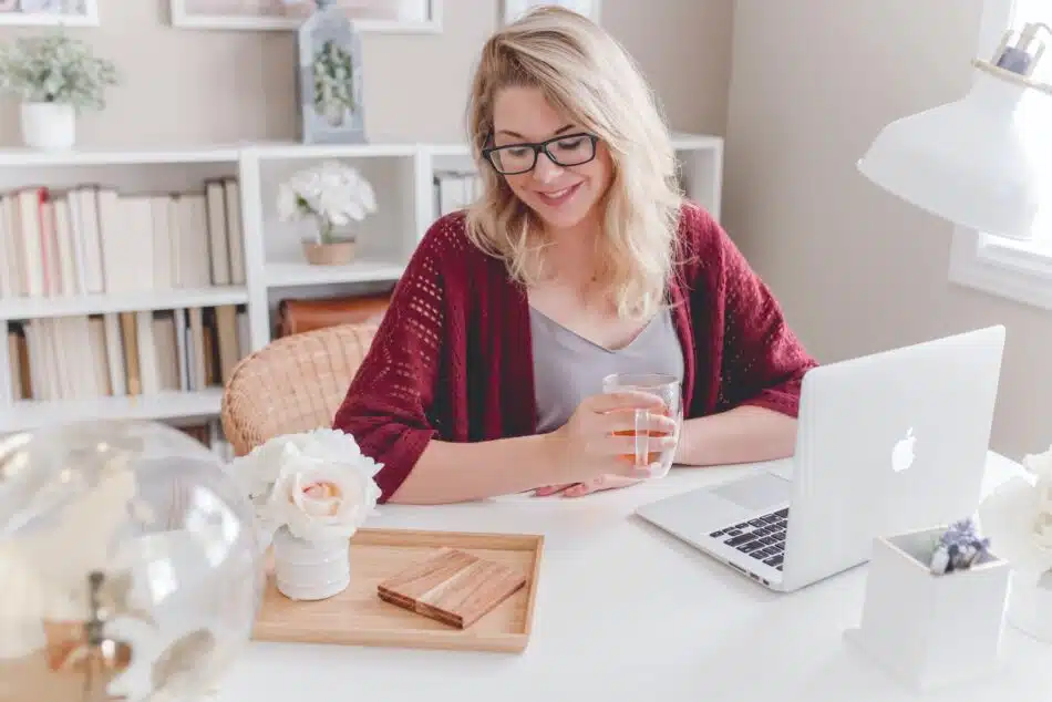 une femme suivant une formation sur son ordinateur