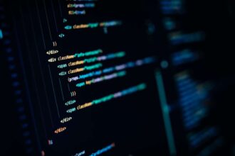 Développeur web en pleine action sur un projet numérique