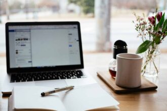 Personne en train de rédiger un CV avec des compétences professionnelles