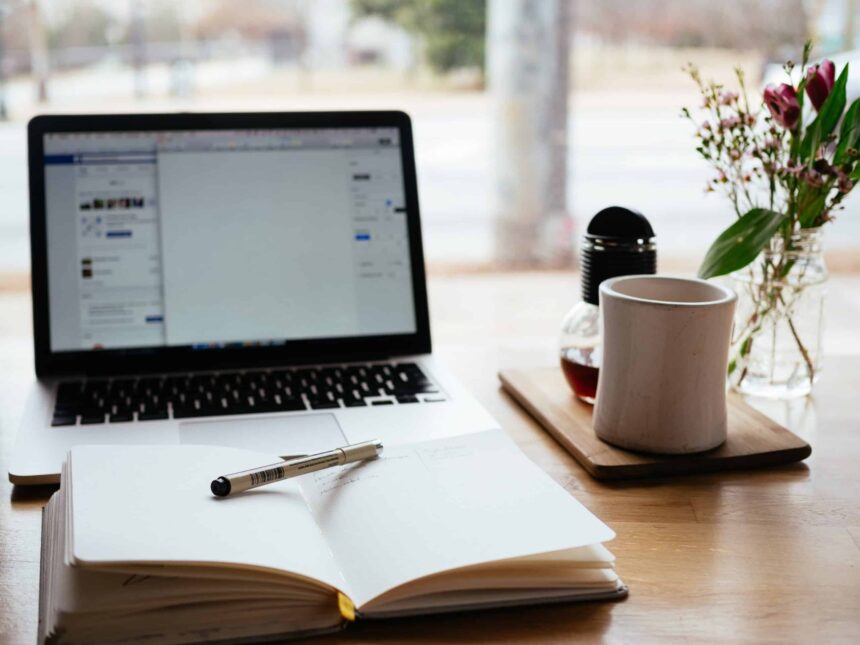 Personne en train de rédiger un CV avec des compétences professionnelles