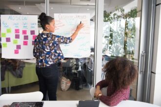 Personne en train d'apprendre avec un ordinateur portable dans un environnement de travail