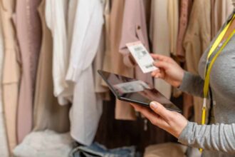Boutique franchisée avec produits de décoration et jardinerie bien exposés
