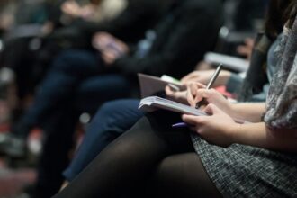Pourquoi suivre une formation à la poste : les avantages et opportunités