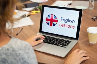 Femme apprenant l'anglais en ligne avec un ordinateur portable