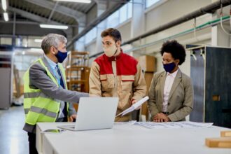 Gestionnaires d'entreprise discutant des avantages de l'intérim pour la croissance