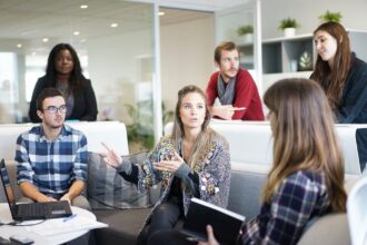 Allocation mensuelle de 580 euros pour le service civique