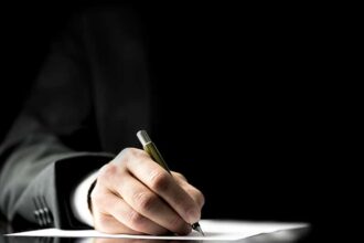 Signature manuscrite sur papier avec un crayon